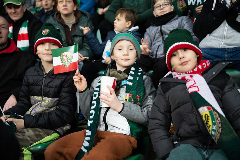Kibice na meczu Śląska z Widzewem (2 marca 2024) na Tarczyński Arenie